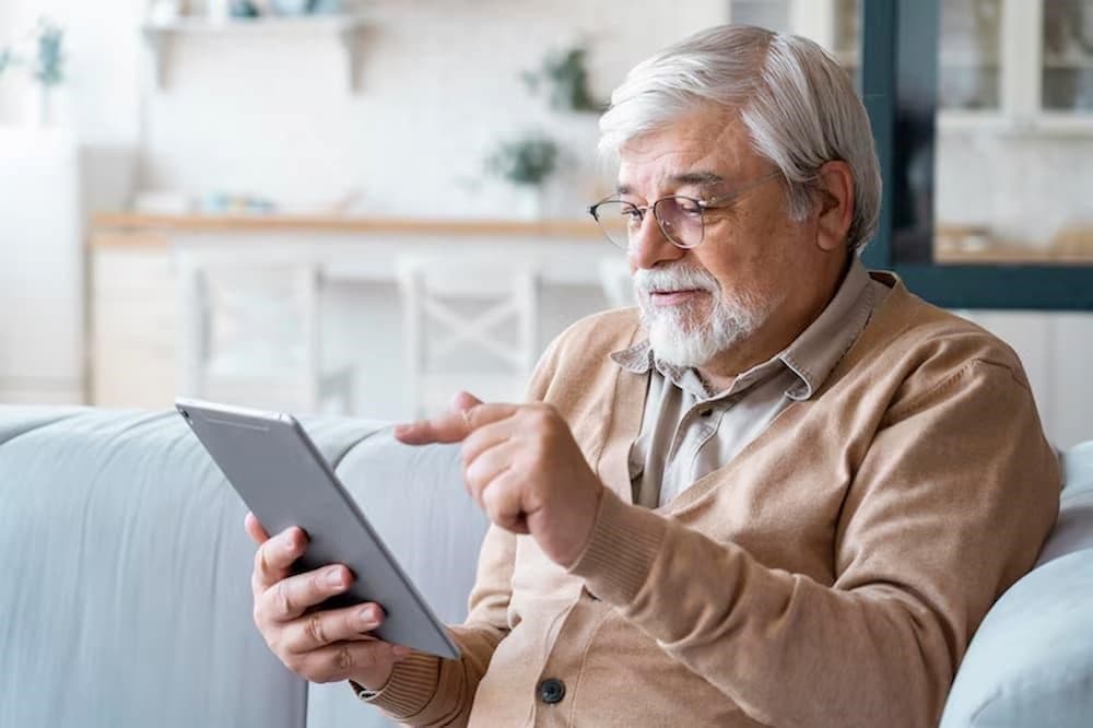 Hombre mayor usando una tablet